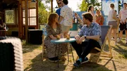 Toni (Olivia Marei) kommt in Flirtstimmung.