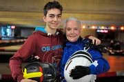 Von links: Felix Kramer (Shayan Hartmann) und Theresa Brunner (Ursula Erber) sind nach dem Rennen ersch&ouml;pft, aber gl&uuml;cklich.