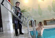 ARD STURM DER LIEBE FOLGE 1703. Julius (Michele Oliveri, l.) hat Angst vor Wasser, darum muss Mandy (Lara Mandoki, r.) ihr Handy selbst aus dem Pool fischen. ARD STURM DER LIEBE FOLGE 1703. Julius (Michele Oliveri, l.) hat Angst vor Wasser, darum muss Mandy (Lara Mandoki, r.) ihr Handy selbst aus dem Pool fischen.