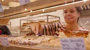 Die Markthalle Neun in Berlin-Kreuzberg ist inzwischen 131 Jahre alt und hat sich immer wieder neu erfunden. Urspr&uuml;nglich gegr&uuml;ndet wurde sie, um die Bev&ouml;lkerung mit preiswerten Lebensmitteln zu versorgen. Heute ist die Markthalle vor allem eine Adresse f&uuml;r Genie&szlig;er. Kaum zu glauben, dass die Markthalle Anfang 2000 kurz vor dem Aus stand. Immer mehr H&auml;ndler gaben damals auf, stattdessen bestimmten Textil- und Lebensmitteldiscounter die Fl&auml;chen. Nur durch das Engagement von Anwohnern aus dem Kiez konnte die Markthalle vor dem Aus gerettet werden. Die H&auml;ndler und Produzenten, die heute in der Markthalle Neun verkaufen, kochen und backen, haben vor allem eins gemeinsam: Sie glauben an gute Lebensmittel und gutes Essen. &ndash; Annette Zeller in der Markthalle Neun.