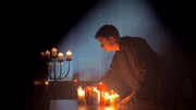 Reenactment - Sven bereitet sich auf die nächtliche Aktion im Rittersaal vor. Reenactment - Sven bereitet sich auf die nächtliche Aktion im Rittersaal vor.