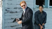 Bei ihren Ermittlungen geraten Horatio (David Caruso, l.) und Delko (Adam Rodriguez) in eine Schie&szlig;erei...