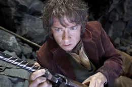 Im Trolllager findet Bilbo (Martin Freeman) das Kurzschwert Stich, dass ihn fortan auf seinem Abenteuer begleiten wird.    +++ Die Verwendung des sendungsbezogenen Materials ist nur mit dem Hinweis und Verlinkung auf RTL+ gestattet. +++