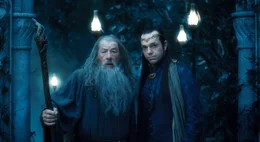 Gandalf (Ian McKellen, l.) und Elrond (Huge Weaving) sind sich der Gefahr bewusst, die ein Nekromant birgt.    +++ Die Verwendung des sendungsbezogenen Materials ist nur mit dem Hinweis und Verlinkung auf RTL+ gestattet. +++