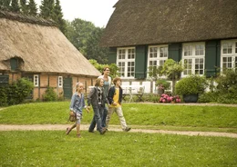 Neele Marie Nickel (Anne), Justus Schlingensiepen (Dick), Anja Kling (Fanny Kirrin), Valeria Eisenbart (George).