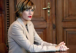 Annegret Reuther (Gesine Cukrowski) sagt gegen Friedrich (Erwin Steinhauer) aus.