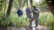 Werden Karl Hidde (Alexander Held) und Karim Uthman (Karim Gýnes) ihrer Kollegin beim dem Showdown im Sumpf in letzter Minute zu Hilfe kommen kýnnen? ýSTRALSUND ý Der lange Schatten: Karl Hidde (Alexander Held, Mitte) und Karim Uthman (Karim Gýnes, li) mit kugelsicheren Westen und Waffen im Anschlag im Sumpf. SEK Mann (rechts) Werden Karl Hidde (Alexander Held) und Karim Uthman (Karim Gýnes) ihrer Kollegin beim dem Showdown im Sumpf in letzter Minute zu Hilfe kommen kýnnen? ýSTRALSUND ý Der lange Schatten: Karl Hidde (Alexander Held, Mitte) und Karim Uthman (Karim Gýnes, li) mit kugelsicheren Westen und Waffen im Anschlag im Sumpf. SEK Mann (rechts)