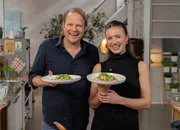 Dolce Vita trifft Einfach & K&ouml;stlich. Gemeinsam kreieren Bj&ouml;rn Freitag und Clara Hunger ein drittes Gericht voller Aromen &ndash; Pfannenbrot mit Zucchini-Zitronen-Salat.