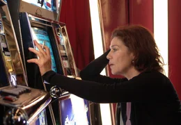 Polina (Hannelore Elsner) spielt jetzt auch schon an den Automaten.