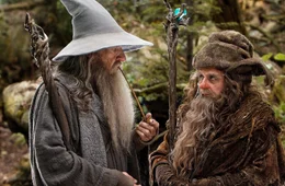 Radagast der Braune (Sylvester McCoy, r.) berichtet Gandalf dem Grauen (Ian McKellen, l.), dass sich eine dunkle Macht erhoben hat.    +++ Die Verwendung des sendungsbezogenen Materials ist nur mit dem Hinweis und Verlinkung auf RTL+ gestattet. +++