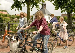 Die f&uuml;nf Freunde George (Valeria Eisenbart, M.), Julian (Quirin Oettl, 2.v.r.), Dick (Justus Schlingensiepen, 2.v.l.), Anne (Neele Marie Nickel, r.) und Hund Timmy (l.), verbringen zum ersten Mal ihre Ferien zusammen. Und schlittern schon gleich in ein aufregendes Abenteuer ...