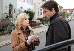 NDR Fernsehen TATORT, "Schlafende Hunde", am Dienstag (04.03.14) um 22:00 Uhr. Kann sich Stedefreund (Oliver Mommsen) noch auf Inga L&uuml;rsen (Sabine Postel) verlassen? Oder soll er zweifelhaften Hinweisen glauben?