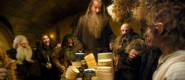 Uneingeladen tauchen 13 Zwerge bei Bilbo (Martin Freeman, r.) auf und pl&uuml;ndern die Speisevorr&auml;te. Anschlie&szlig;end beraten sie sich mit Gandalf (Ian McKellen, M.) dar&uuml;ber, wie sie Erebor zu&uuml;ckerobern k&ouml;nnen. (v.l.) Balin (Ken Stott), Kili (Aidan Turner), Bifur (William Kircher), Gandalf (Ian McKellen), Dwalin (Graham McTavish), Dori (Mark Hadlow) und Bilbo (Martin Freeman)).  +++ Die Verwendung des sendungsbezogenen Materials ist nur mit dem Hinweis und Verlinkung auf RTL+ gestattet. +++