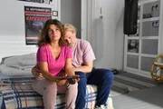 Können Elke (Anne Brendler, l.) und Mike Neumann (Mirco Reseg, r.) sich ihrer Tochter Jenni wieder annähern? Können Elke (Anne Brendler, l.) und Mike Neumann (Mirco Reseg, r.) sich ihrer Tochter Jenni wieder annähern?