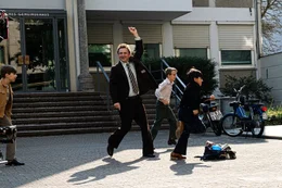 Seine Spielfreude zeigt Hans Rosenthal (Florian Lukas, 2.v.l.) auch beim spontanen Stra&szlig;enfu&szlig;ball mit Kindern (Komparsen).