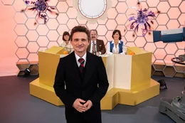 Hans Rosenthal (Florian Lukas, 2.v.l.) ist 1978 einer der prominentesten Showmaster, begleitet von seinem Team Mady Riehl (Theresia Wald, r.), "Ekki" Fritsch (Timo Dierkes, 2.v.r.) und Brigitte Xander (Katharina V&ouml;lkl, l.).