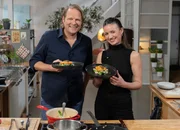 Bj&ouml;rn Freitag zeigt Clara Hunger ein Mail&auml;nder H&auml;hnchen mit knuspriger Parmesan-Kruste. Dazu gibt es Graupen-Risotto mit Zucchini-Tagliatelle.