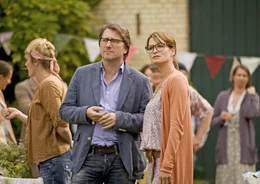 Noch ahnen sie nicht, dass George, Julian, Dick und Anne mit ihrer Verschw&ouml;rungstheorie rechtbehalten sollen: Fanny (Anja Kling, r.) und Quentin (Michael Fitz, l.) ...