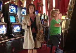 Polina (Hannelore Elsner) klaut eine Handtasche in der Spielbank.