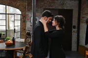 Tarek (Varol Sahin, l.) und Jenni (Anna Mennicken, r.) kommen sich näher ... Tarek (Varol Sahin, l.) und Jenni (Anna Mennicken, r.) kommen sich näher ...