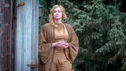 NORDDEUTSCHER RUNDFUNK – Schwarzes Gold. Aus England angereist, um Ehemann Tyler nach Hause zu holen: Emma Robertson (Gwendoline Christie). NORDDEUTSCHER RUNDFUNK – Schwarzes Gold. Aus England angereist, um Ehemann Tyler nach Hause zu holen: Emma Robertson (Gwendoline Christie).