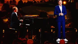 Dr. Eckart von Hirschhausen (r.) ist Deutschlands bekanntester Arzt und ein Allround-Talent. In seinem siebten Solo-Programm &bdquo;Endlich&ldquo; widmet er sich dem gr&ouml;&szlig;ten Thema unserer Zeit: der Zeit!