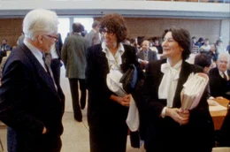 PHOENIX SCHICKSALSMOMENTE DER REPUBLIK, "Wie ein Gericht das Land ver&auml;ndert hat", am Donnerstag (24.09.2026) um 20:15 Uhr.  1983 vor dem Bundesverfassungsgericht: Gisela Wild (l.) und Maja Stadler-Euler sind Vork&auml;mpferinnen gegen die umstrittene Volksz&auml;hlung, bei der die Menschen viele Daten offenlegen sollten.
