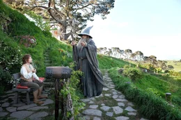 Gandalf (Ian McKellen, r.)kommt zu Bilbo Beutlin (Martin Freeman) und bietet ihm an, ein echtes Abenteuer erleben zu k&ouml;nnen. Doch wie das bei Hobbits so ist, zieht Bilbo sein sicheres Leben zuhause vor.    +++ Die Verwendung des sendungsbezogenen Materials ist nur mit dem Hinweis und Verlinkung auf RTL+ gestattet. +++