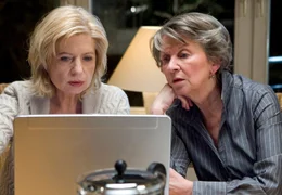 Hannah Berger (Elisabeth Schwarz, re.) war in der DDR inhaftiert und arbeitet heute als Mitarbeiterin der Stasi-Unterlagenbeh&ouml;rde. Sie versorgt Inga L&uuml;rsen (Sabine Postel) mit Informationen, die dem Fall eine neue Wendung geben k&ouml;nnen.