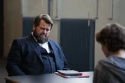 Benjamin Hornberg (Antoine Monot) befragt Maja Siebert (Kristin Suckow) zu den schweren Vorwürfen gegen sie. Während die Indizien gegen sie sprechen, hält Hornberg an ihrer Unschuldsbeteuerung fest. Benjamin Hornberg (Antoine Monot) befragt Maja Siebert (Kristin Suckow) zu den schweren Vorwürfen gegen sie. Während die Indizien gegen sie sprechen, hält Hornberg an ihrer Unschuldsbeteuerung fest.