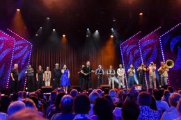 (v.li.): Intendant und Gastgeber Andreas Vit&aacute;sek, Sebastian Humi, Barbara Eichberger, Christina Kiesler, Dirk Stermann, Isabell Pannagl, Christof Sp&ouml;rk, Thomas Stipsits, und &bdquo;Da Blechhauf&rsquo;n&ldquo;.