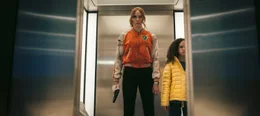 Sam (Karen Gillan, l.) und Emily (Chloe Coleman, r.)