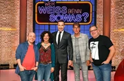 Moderator Kai Pflaume (M.) und seine Rateteam-Kapit&auml;ne Bernhard Ho&euml;cker (l.) und Elton (r.) begr&uuml;&szlig;en in dieser Sendung die Fernsehmoderatorin und S&auml;ngerin Isabel Varell (2.v.l.) und den Moderator und Journalisten Peter Gro&szlig;mann (2.v.r.).