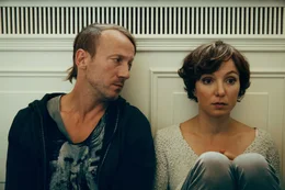 L-R: Andreas 'Fussel' Poschka  (Wotan Wilke M&ouml;hring) und Merle (Julia Koschitz)