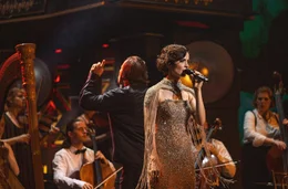 Im Rahmen der &bdquo;TingelTangel&ldquo;-Konzertreihe entf&uuml;hrt das renommierte Theater des Westens am 11., 12. und 13. September sein Publikum in die atmosph&auml;rische Welt der 1920er- und fr&uuml;hen 1930er-Jahre. Erstmals wird der unverwechselbare Soundtrack von &bdquo;Babylon Berlin&ldquo; live inszeniert und interpretiert &ndash; mit dem Baltic Sea Philharmonic unter der musikalischen Leitung von Johnny Klimek und Kristjan J&auml;rvi und mit besonderen Gastauftritten von Meret Becker, Max Raabe, Natalia Mateo, Madame Le Pustra und weiteren G&auml;sten. Foto: Natalia Mateo