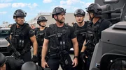 S.W.A.T. - Entf&uuml;hrt - In Arizona werden Hondo und Nia aus offensichtlich rassistischen Gr&uuml;nden einer Verkehrskontrolle unterzogen. Hondo will dagegen unbedingt etwas unternehmen. Unterdessen besch&auml;ftigt den Rest des S.W.A.T.-Teams der Fall einer entf&uuml;hrten Milliard&auml;rstochter. Deren Kidnapper haben scheinbar eine ber&uuml;hmte Entf&uuml;hrung des Jahres 1974 nachgeahmt. Luca erh&auml;lt bei der Aufkl&auml;rung Hilfe von seinem Vater. - Im Bild (v.li.): David Lim (Victor Tan), Lina Esco (Christina Alonso), Jay Harrington (David Kay), Alex Russell (Jim Street), Kenny Johnson