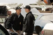 Tony (Michael Weatherly, l.) und McGee (Sean Murray, r.) sind auf der Suche nach der vermeintlich Ermordeten Jamie Carr ...