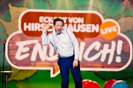 Dr. Eckart von Hirschhausen ist Deutschlands bekanntester Arzt und ein Allround-Talent. In seinem siebten Solo-Programm "Endlich" widmet er sich dem gr&ouml;&szlig;ten Thema unserer Zeit: der Zeit!