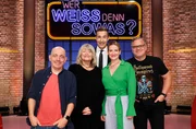 Moderator Kai Pflaume (M.) und seine Rateteam-Kapitäne Bernhard Hoëcker (l.) und Elton (r.) begrüßen in dieser Sendung die Journalistin und Publizistin Alice Schwarzer (2.v.l.) und die Schauspielerin Nina Gummich (2.v.r.). Moderator Kai Pflaume (M.) und seine Rateteam-Kapitäne Bernhard Hoëcker (l.) und Elton (r.) begrüßen in dieser Sendung die Journalistin und Publizistin Alice Schwarzer (2.v.l.) und die Schauspielerin Nina Gummich (2.v.r.).