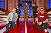 Moderator Kai Pflaume (M.) und seine Rateteam-Kapit&auml;ne Bernhard Ho&euml;cker (l.) und Elton (r.) begr&uuml;&szlig;en in dieser Sendung die S&auml;ngerin Monika Martin (2.v.l.) und den Musiker Marc Pircher (2.v.r.).
