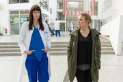 Dr. Katja Schneider (Claudia Graf, l.) teilt Vera Lanz (Katharina Böhm, r.) mit, dass sie sich auch ein Motiv außerhalb Dr. Seibolds Engagement zur Sterbehilfe vorstellen kann. Dr. Katja Schneider (Claudia Graf, l.) teilt Vera Lanz (Katharina Böhm, r.) mit, dass sie sich auch ein Motiv außerhalb Dr. Seibolds Engagement zur Sterbehilfe vorstellen kann.