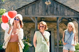 Bereit f&uuml;r ein Fest, v.li.: Lea (Jessica Schwarz), Steffi (Julia Becker), Toni (Petra Schmidt-Schaller)