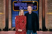 Als Kandidat:innen zu Gast bei "Wer wei&szlig; denn sowas?": Die Fernsehmoderatorin Ruth Moschner (l.) und der S&auml;nger und Komiker Mike Kr&uuml;ger (r.).