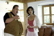 Kommissar Korbinian Hofer (Josef Hannesschläger) bedrängt die Haushälterin Beata Kosnica (Margarita Breitkreiz), sich den Tatort genauer anzuschauen, denn sein Bauchgefühl sagt ihm, dass irgendetwas übersehen wurde. Kommissar Korbinian Hofer (Josef Hannesschläger) bedrängt die Haushälterin Beata Kosnica (Margarita Breitkreiz), sich den Tatort genauer anzuschauen, denn sein Bauchgefühl sagt ihm, dass irgendetwas übersehen wurde.