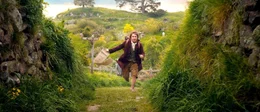 Schlie&szlig;lich gewinnt die Abenteuerlust doch die Oberhand und Bilbo (Martin Freeman) folgt dem Zwergentrupp.    +++ Die Verwendung des sendungsbezogenen Materials ist nur mit dem Hinweis und Verlinkung auf RTL+ gestattet. +++