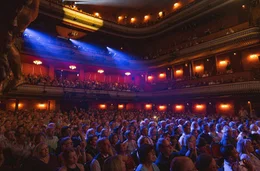Im Rahmen der &bdquo;TingelTangel&ldquo;-Konzertreihe entf&uuml;hrt das renommierte Theater des Westens am 11., 12. und 13. September sein Publikum in die atmosph&auml;rische Welt der 1920er- und fr&uuml;hen 1930er-Jahre. Erstmals wird der unverwechselbare Soundtrack von &bdquo;Babylon Berlin&ldquo; live inszeniert und interpretiert &ndash; mit dem Baltic Sea Philharmonic unter der musikalischen Leitung von Johnny Klimek und Kristjan J&auml;rvi und mit besonderen Gastauftritten von Meret Becker, Max Raabe, Natalia Mateo, Madame Le Pustra und weiteren G&auml;sten.