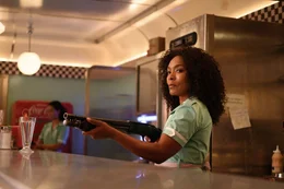 Angela Bassett (Anna May).