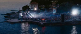 "Die letzte Party deines Lebens", Endlich, die Matura ist geschafft! Nie mehr Schule! Das muss gefeiert werden und deshalb geht?s mit tausenden anderen Maturanten auf eine Insel in Kroatien. Es soll die beste Party ihres Lebens werden, doch schon bald wird aus dem Spa&szlig; purer Ernst, und es geht ums nackte &Uuml;berleben. F&uuml;r Julia und ihre Freunde wird die Maturareise zum Horrortrip, von dem nicht alle zur&uuml;ckkehren werden.  SENDUNG: ORF eins - SO - 26.07.2020 - 21:50 UHR. - Veroeffentlichung fuer Pressezwecke honorarfrei ausschliesslich im Zusammenhang mit oben genannter Sendung oder Veranstaltung des ORF bei Urhebernennung.