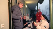 Mel (li.) und Nana feiern eine spontane Grillparty auf dem Balkon.