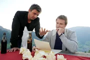 Martin (Hans Sigl, l.) versucht seinem Bruder Hans (Heiko Ruprecht, r.) bei der Formulierung seines Briefes an Klara zu helfen. Martin (Hans Sigl, l.) versucht seinem Bruder Hans (Heiko Ruprecht, r.) bei der Formulierung seines Briefes an Klara zu helfen.